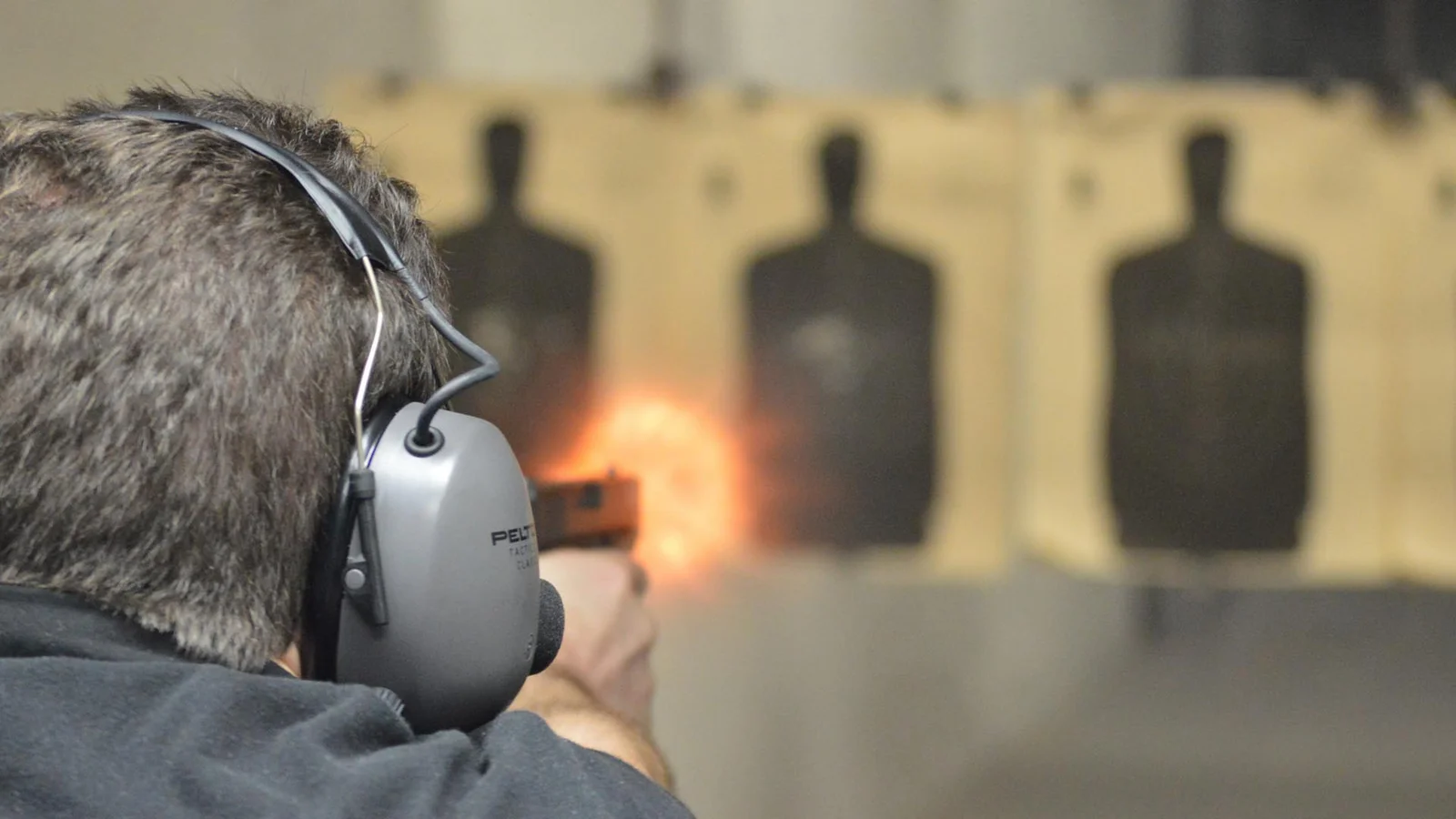 Alumno del curso de manejo de armas disparando con protección auditiva en CIA POLÍGONO Medellín
